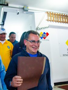 Gobernador Morel Rodríguez se inscribe ante el CNE por la reelección 