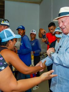 Gobernador Morel Rodríguez Ávila lleva apoyo alimentario a Isleta II, beneficiando a 1200 hogares 